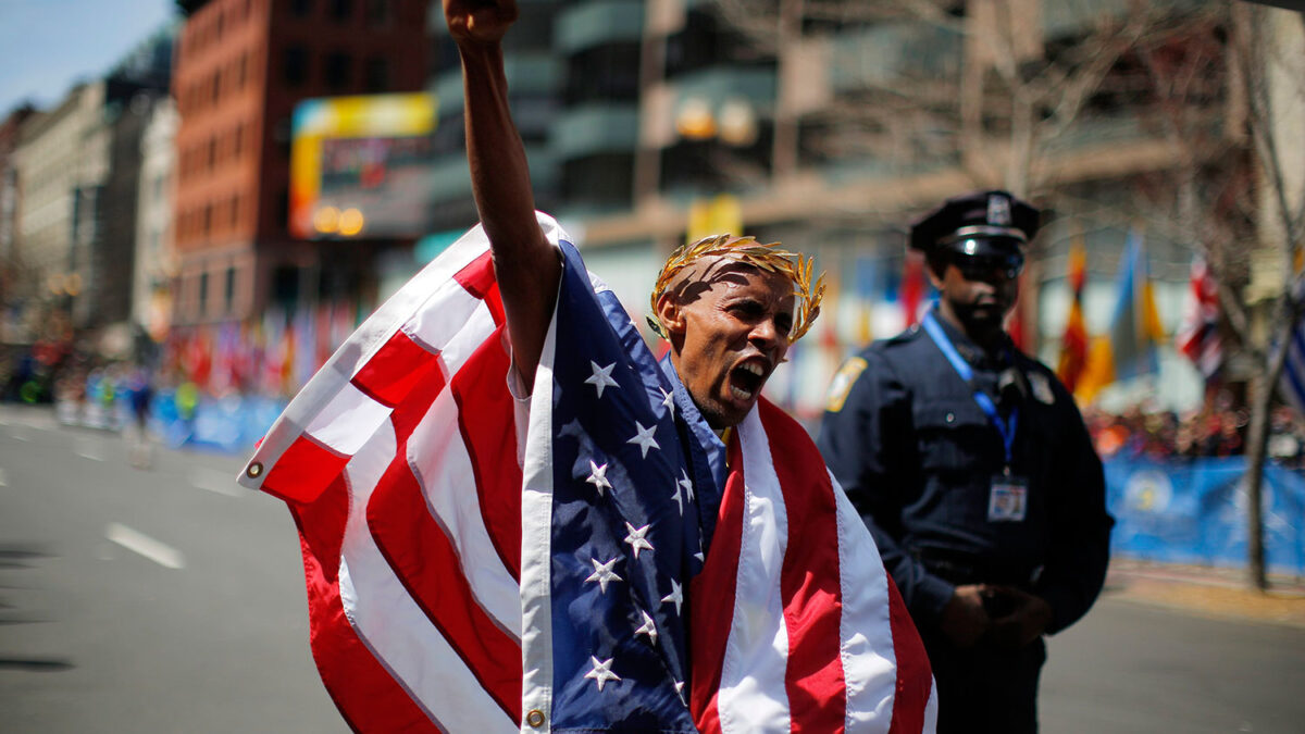 Meb Keflezighi gana el Maraton de Boston, un año después del atentado