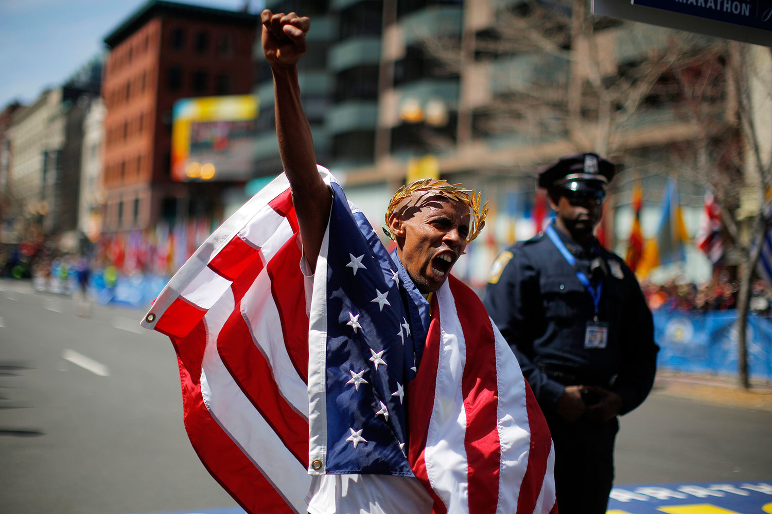 Meb Keflezighi gana el Maraton de Boston, un año después del atentado