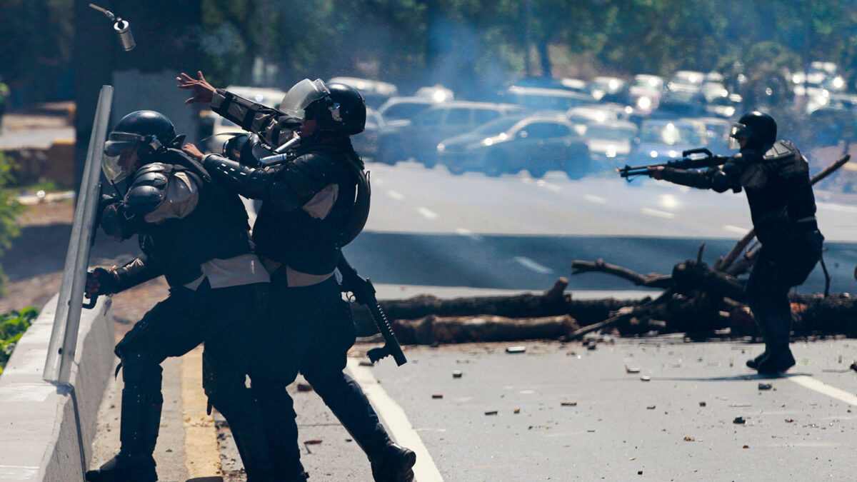 Investigan a policías por excesos en las protestas, Maduro detiene a 30 oficiales por «golpistas»