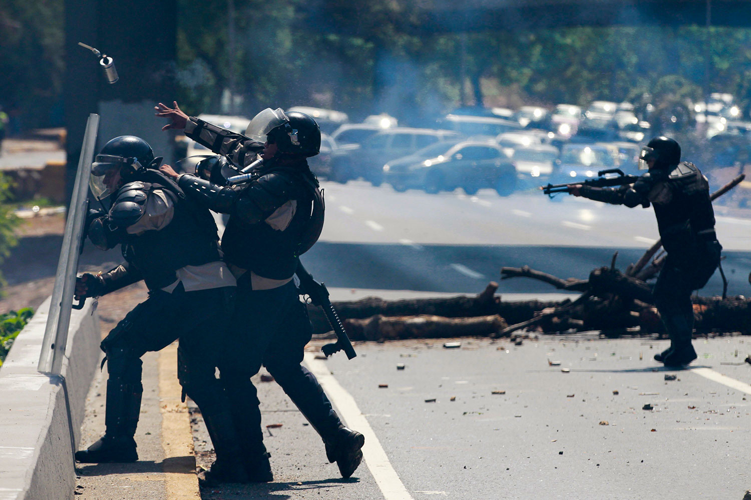 Investigan a policías por excesos en las protestas, Maduro detiene a 30 oficiales por "golpistas"