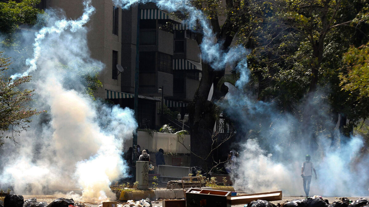 Las barricadas cierran al tráfico las principales vías de Caracas