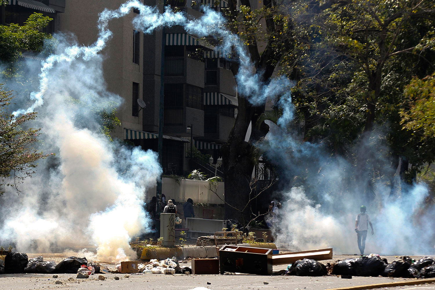Las barricadas cierran al tráfico las principales vías de Caracas