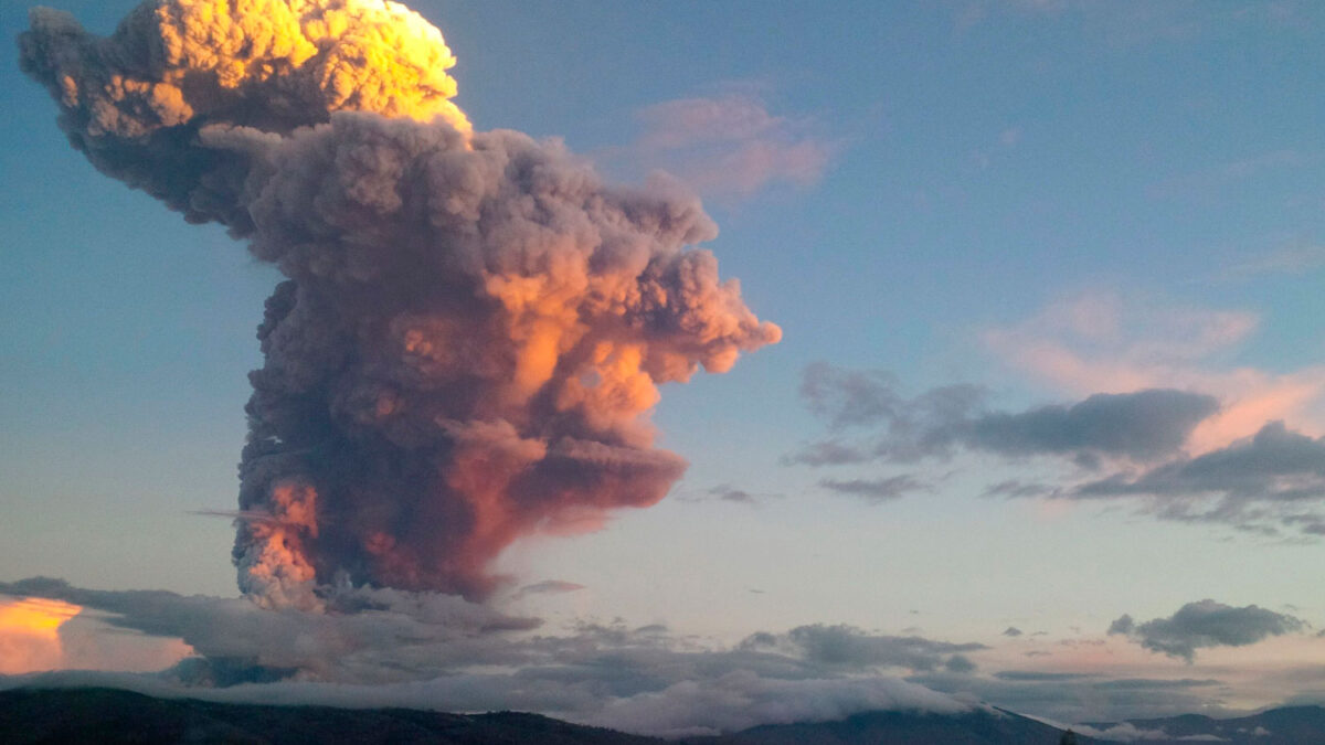 El Tungurahua entra en erupción