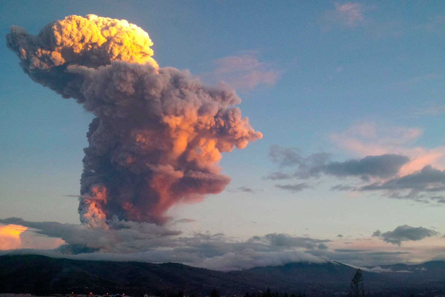 El Tungurahua entra en erupción