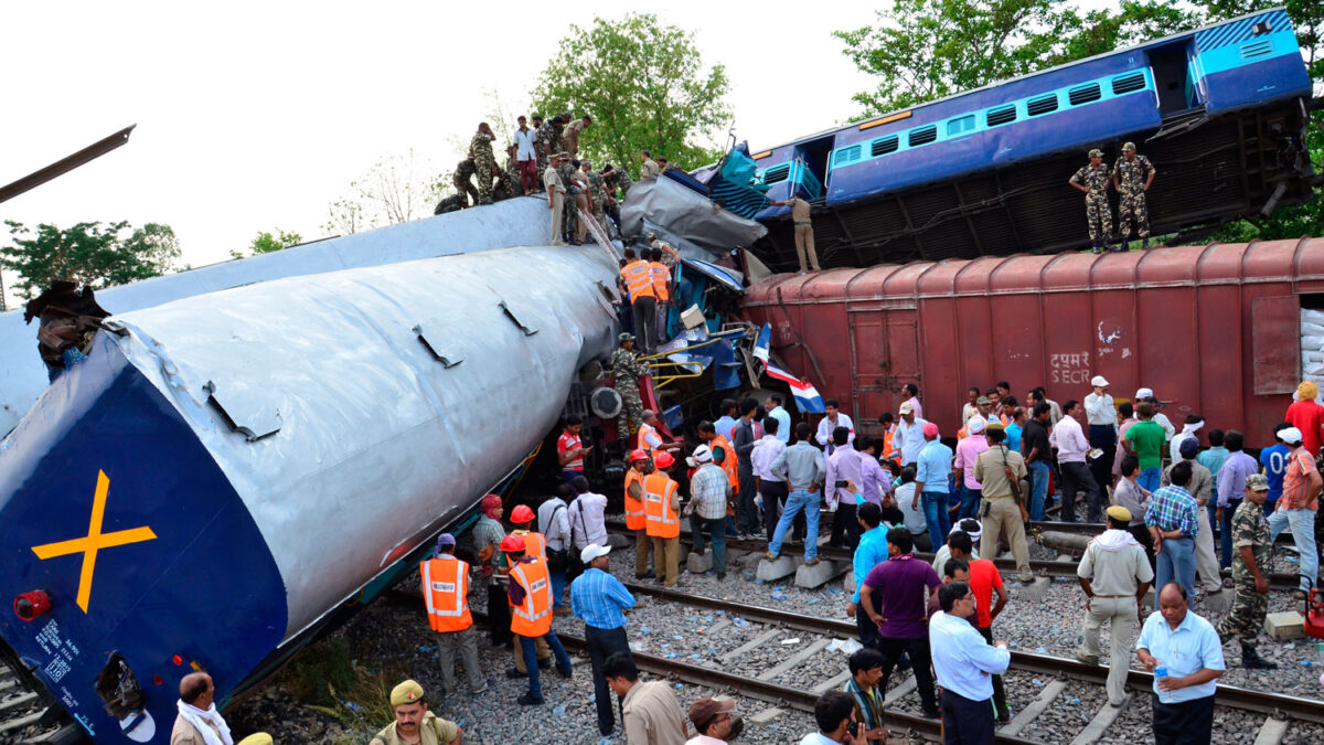 Al menos 40 muertos y cien heridos tras chocar dos trenes en Uttar Pradesh, India