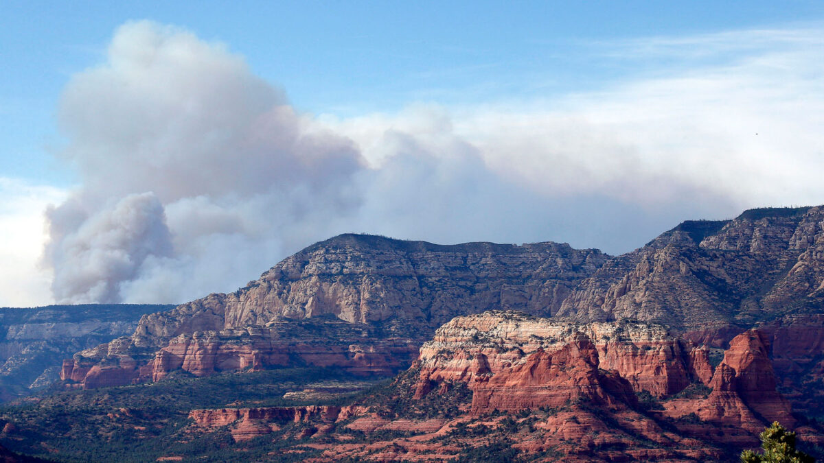 El fuego arrasa más de 2.000 hectáreas en Arizona