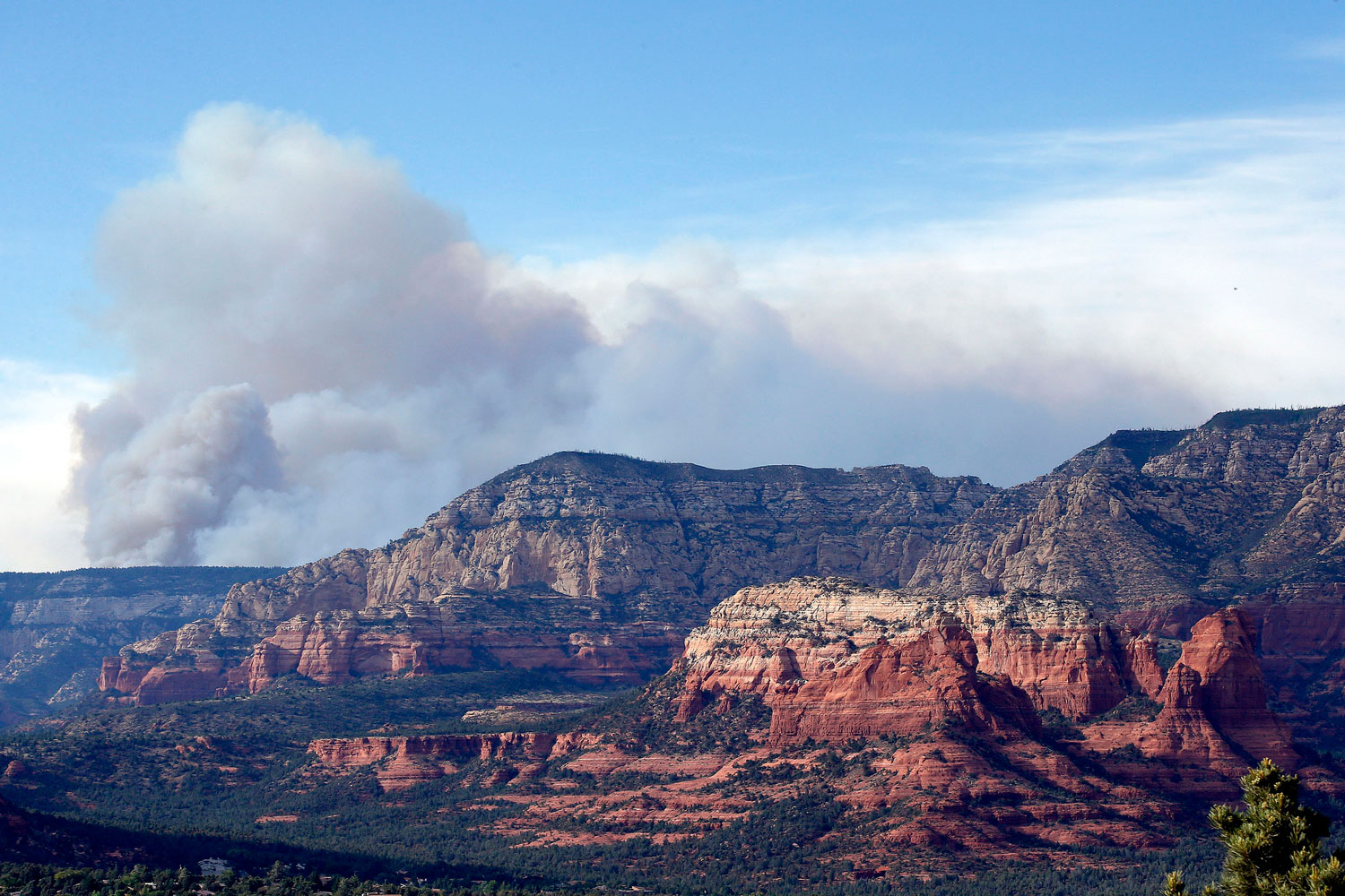 El fuego arrasa más de 2.000 hectáreas en Arizona