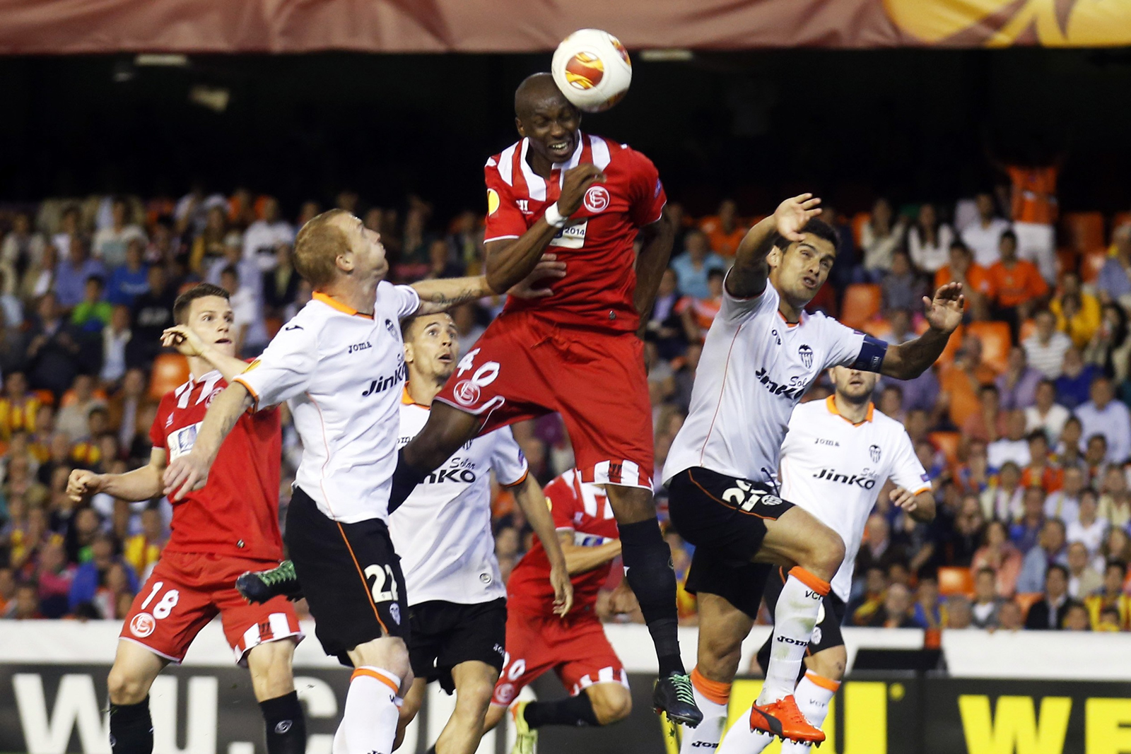 Histórico gol de Mbia en el minuto 94 mete al Sevilla en la final de la Europa League