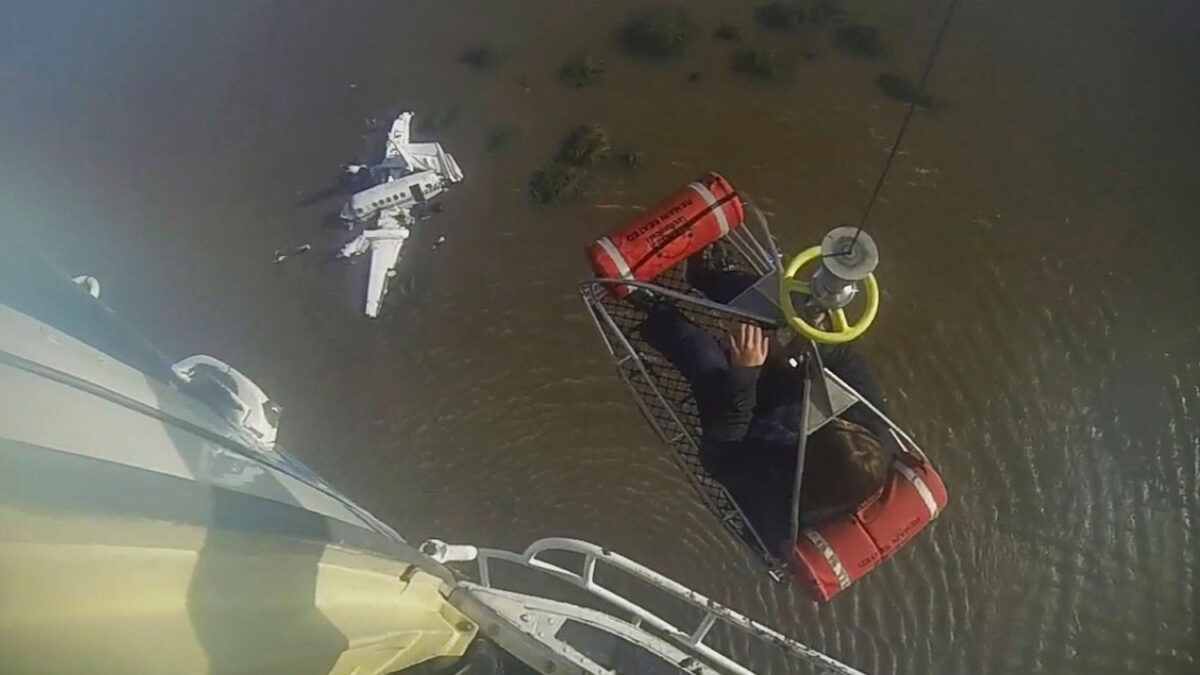 Cinco pasajeros muertos y cuatro heridos tras caer al Río de la Plata una avioneta