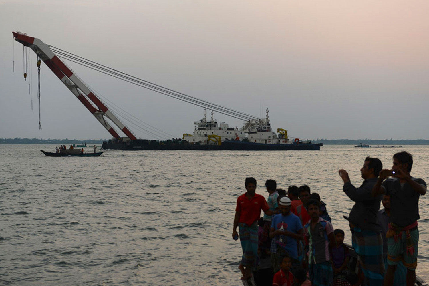 Recuperados 12 cuerpos tras el naufragio de un ferry en Bangladesh