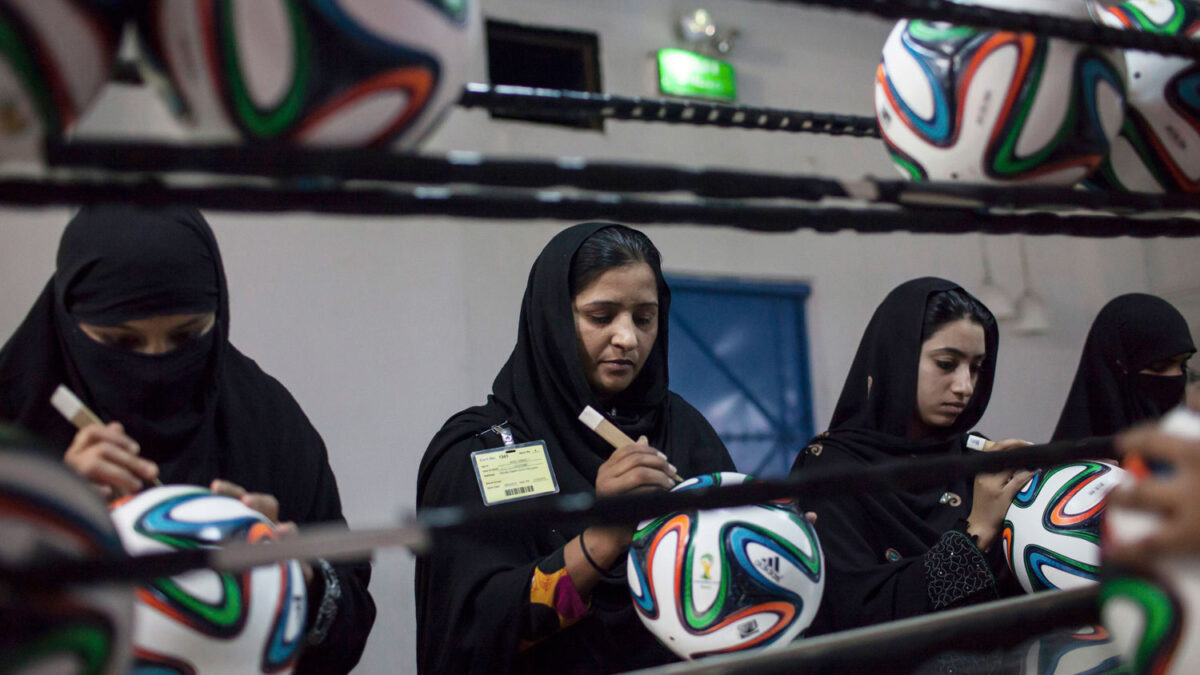 Brazuka, el balón del Mundial de Fútbol de Brasil, se gesta en una fábrica de Sialkot