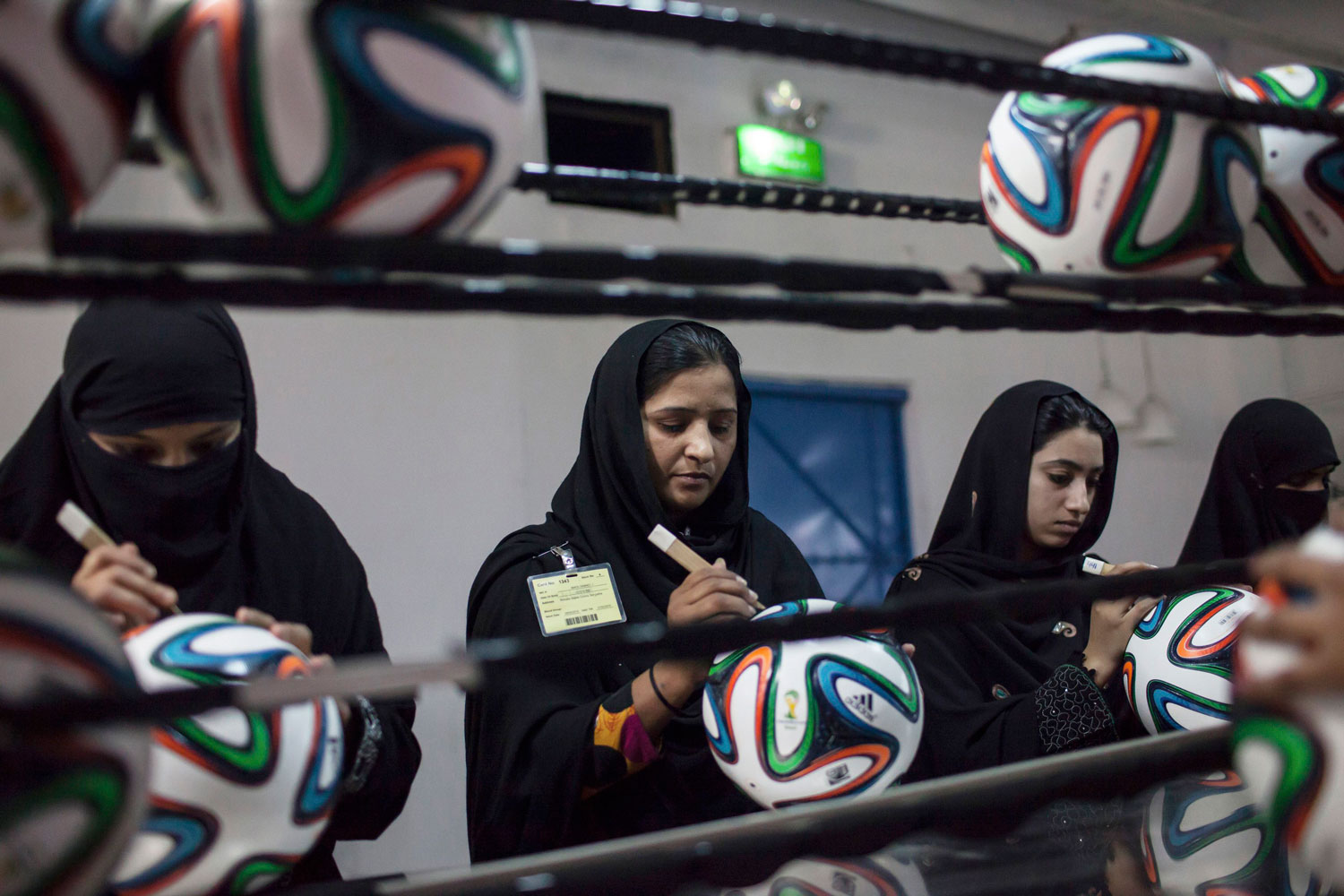 Brazuka, el balón del Mundial de Fútbol de Brasil, se gesta en una fábrica de Sialkot