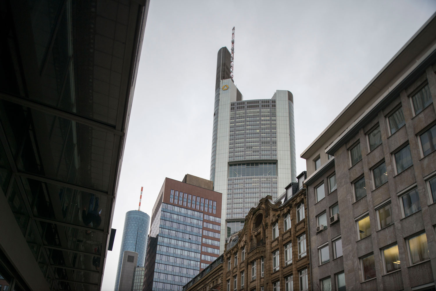 Commerzbank suspende a dos empleados bajo la sospecha de haber interferido en el mercado de divisas