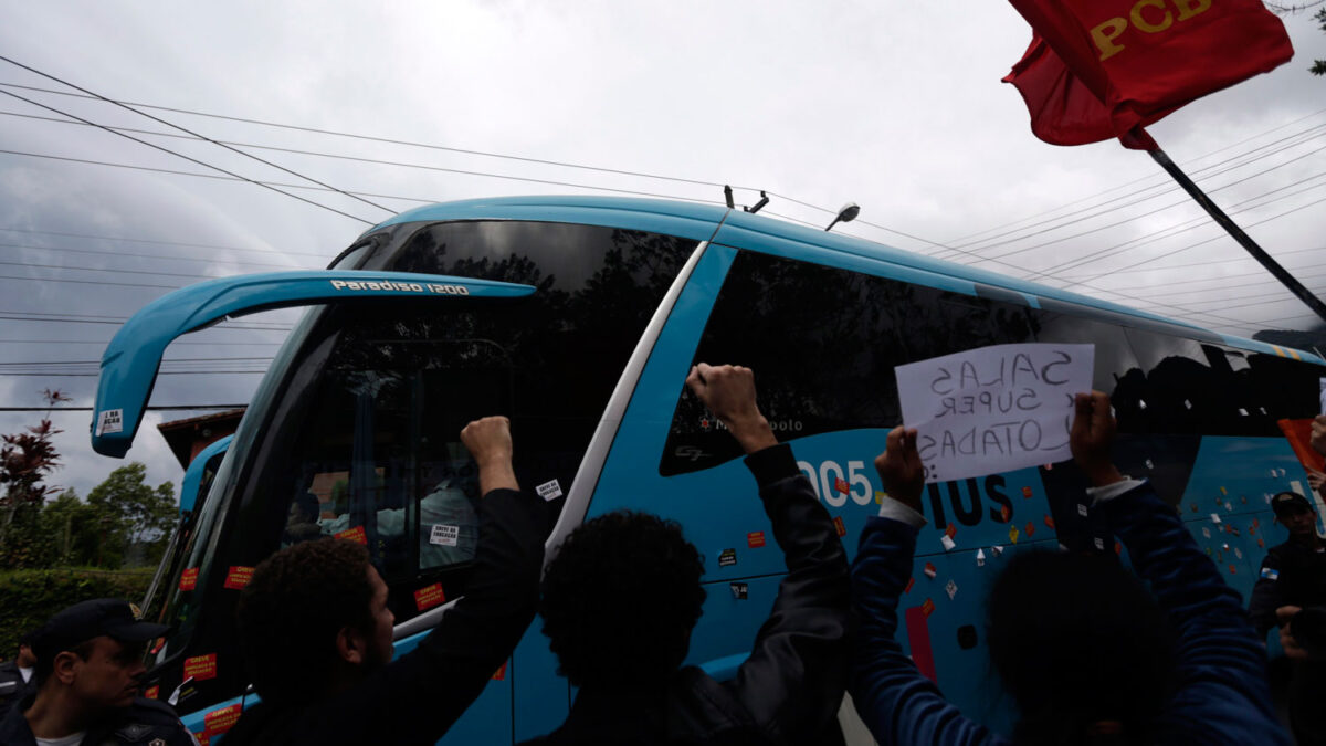 La selección de Brasil recibida con protestas.