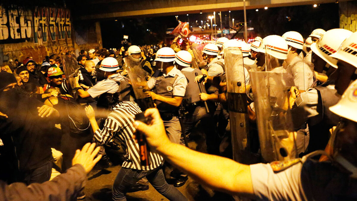 Manifestantes recorren Sao Paulo protestando contra el gasto público del Mundial