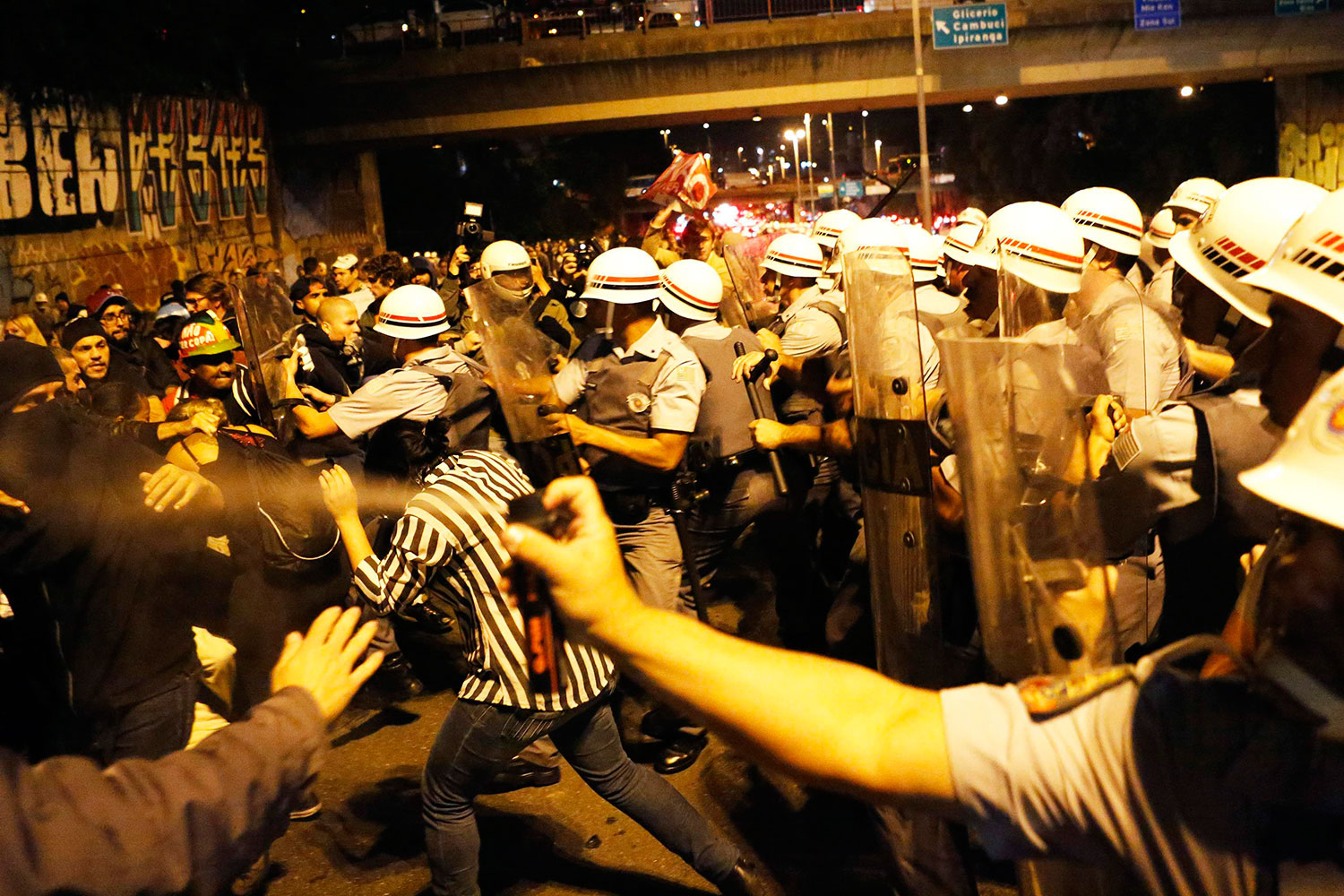 Manifestantes recorren Sao Paulo protestando contra el gasto público del Mundial