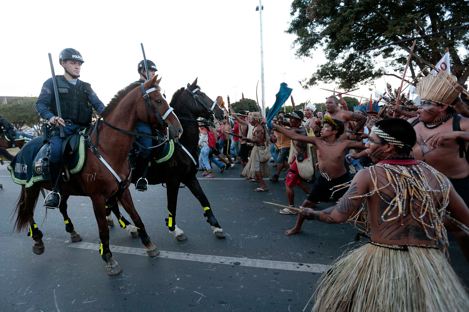 Mundial de Fútbol: arcos y flechas contra lacrimógenas en Brasilia.