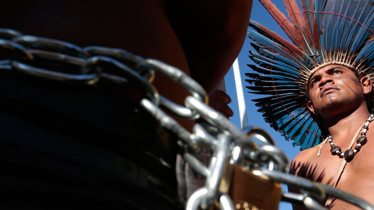 Manifestantes indígenas bloquean acceso a ministerio de Justicia.