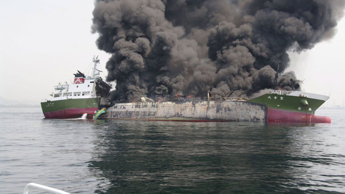 Explota un petrolero cerca del puerto nipón de Himeji