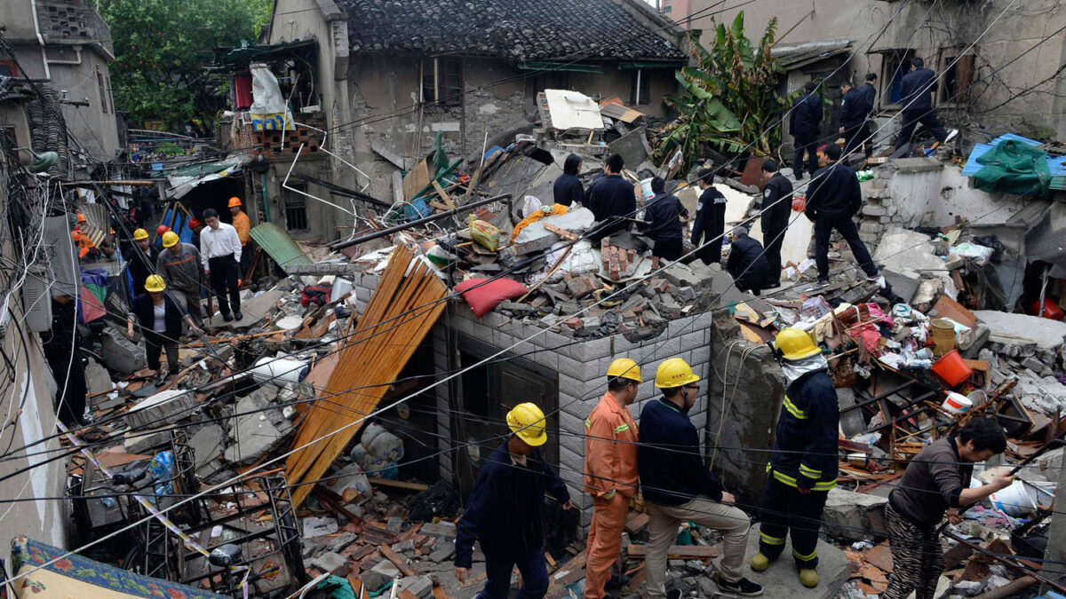 Una explosión de gas causa el derrumbe de un edificio en Shanghai