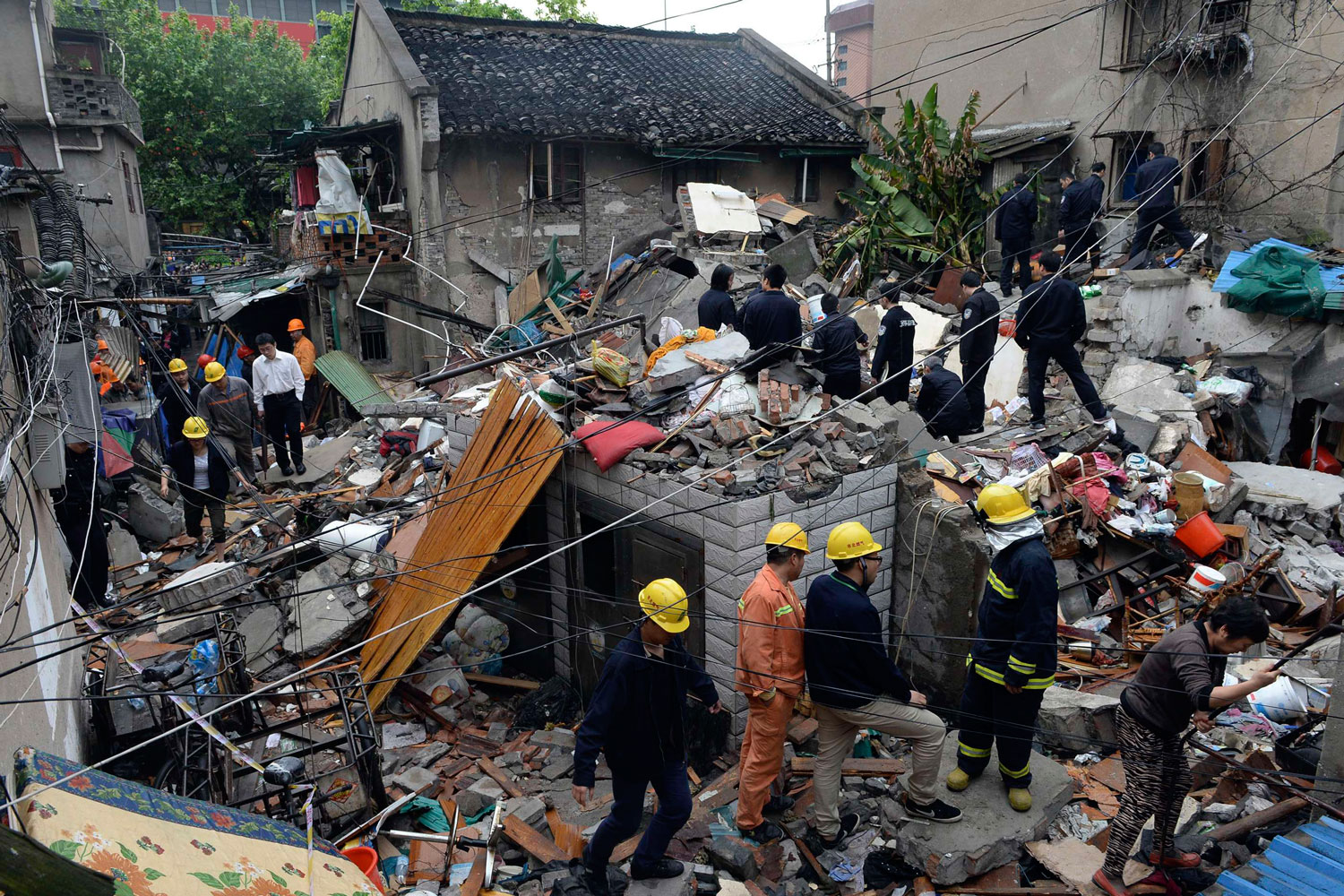 Una explosión de gas causa el derrumbe de un edificio en Shanghai
