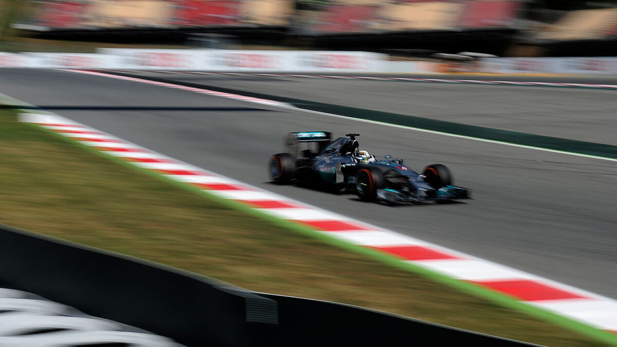 Lewis Hamilton domina en los primeros entrenamientos del Gran Premio de España