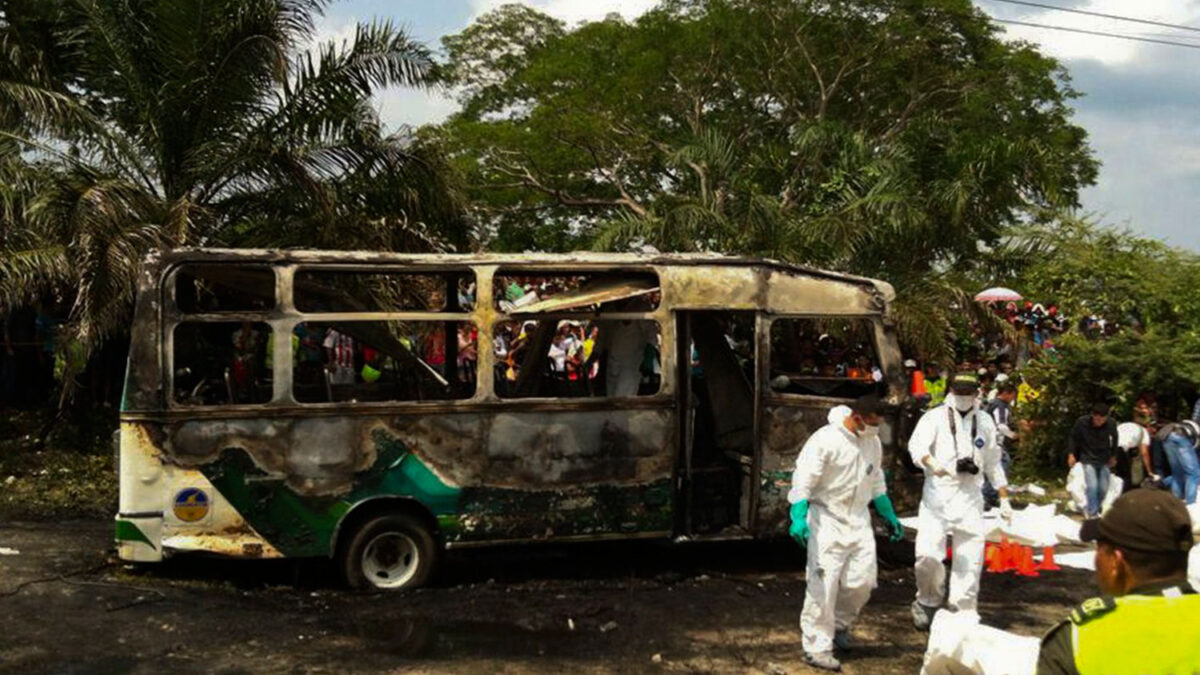 Mueren 31 personas -26 de ellas, menores de edad- en el incendio de un autobús en Colombia