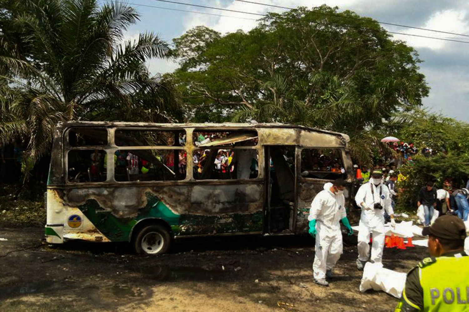 Mueren 31 personas -26 de ellas, menores de edad- en el incendio de un autobús en Colombia
