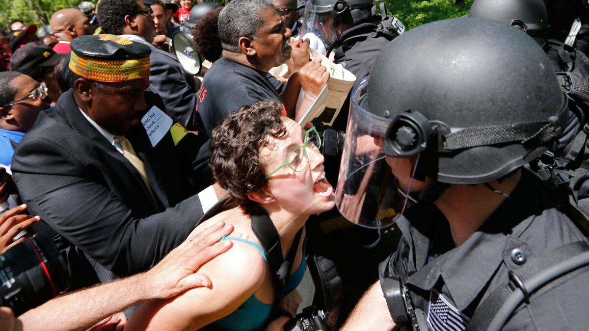 Detienen a más de cien empleados de McDonald’s en una protesta.