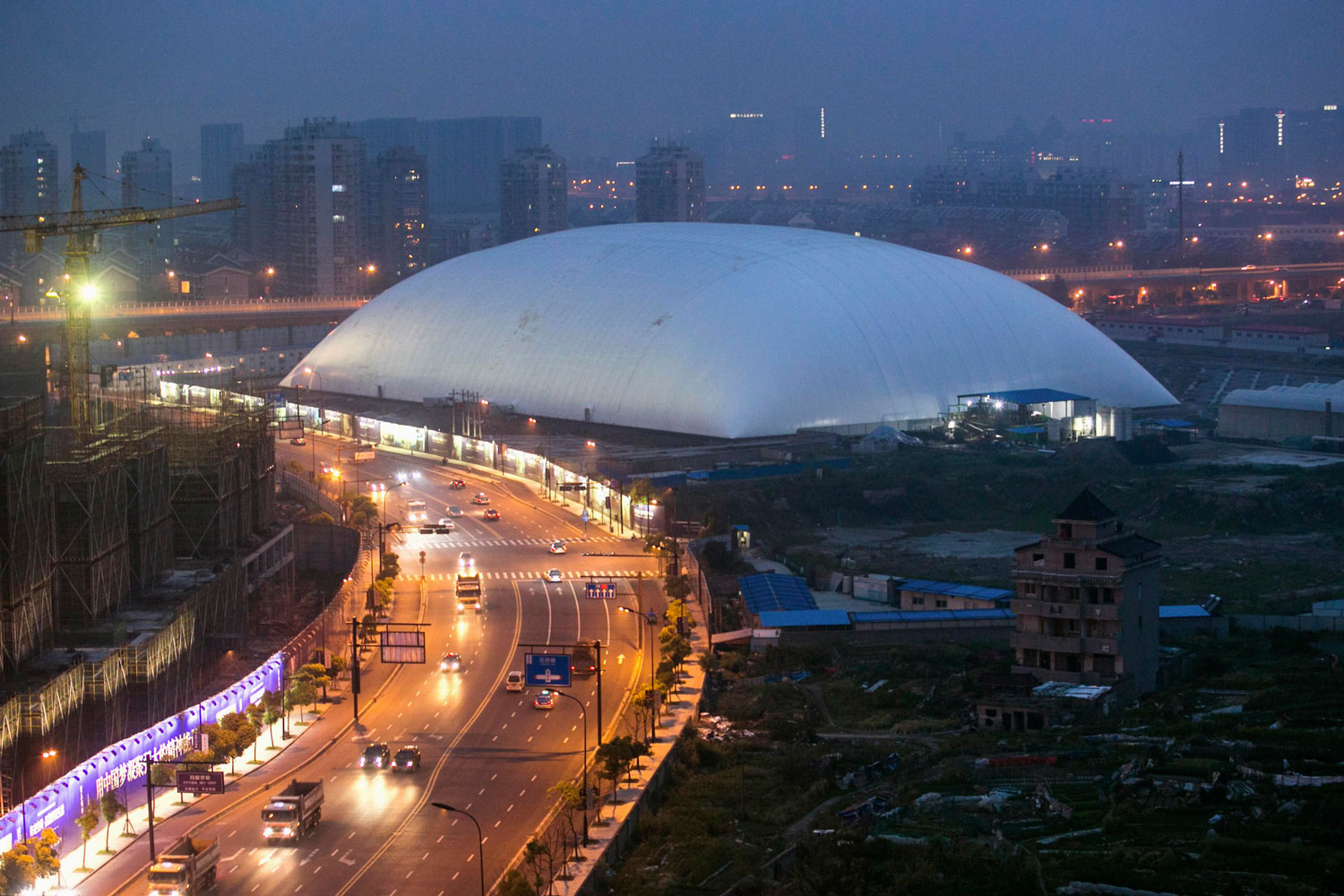 Cubren 20.000 metros cuadrados para evitar los olores de una fábrica de insecticidas en China