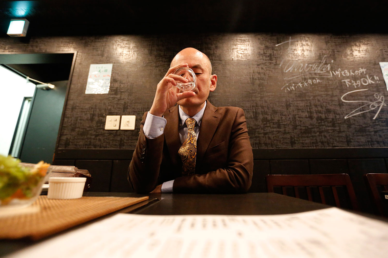 Un bar de Tokio premia con descuentos a sus clientes calvos