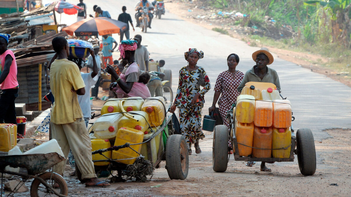 En Sierra Leona, buscan a la familia de seis pacientes infectados con ébola para evitar el contagio