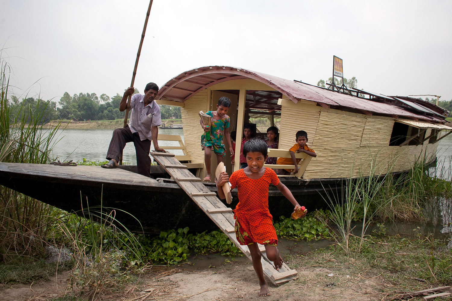 Cerca de tres millones de personas en Bangladesh viven en islas flotantes