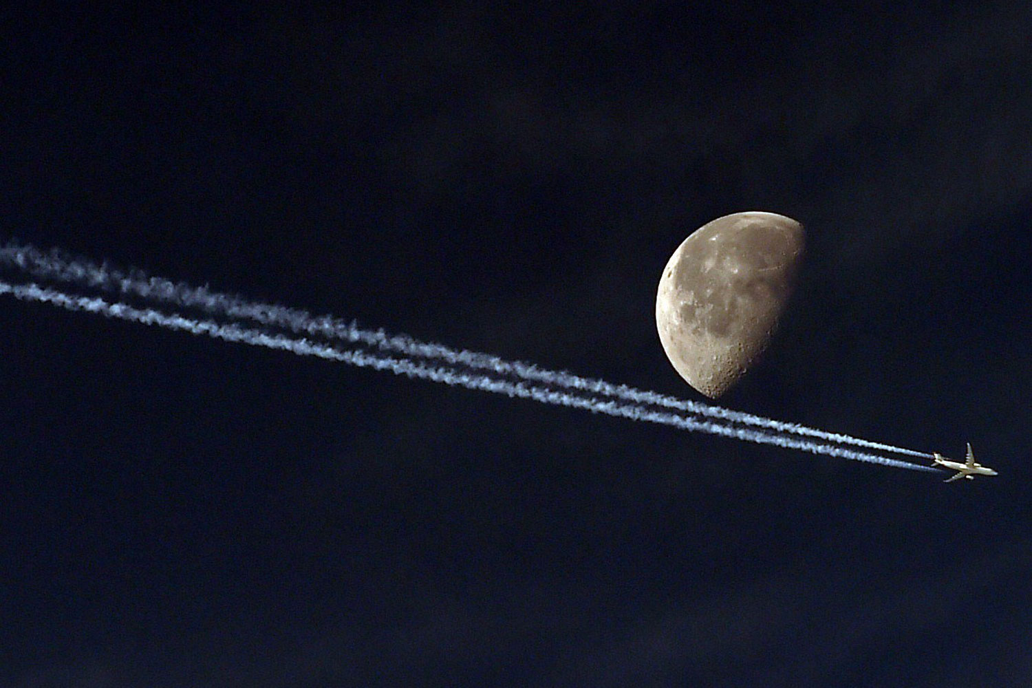 Un avión de pasajeros y la Luna dejan una espectacular imagen en Argel