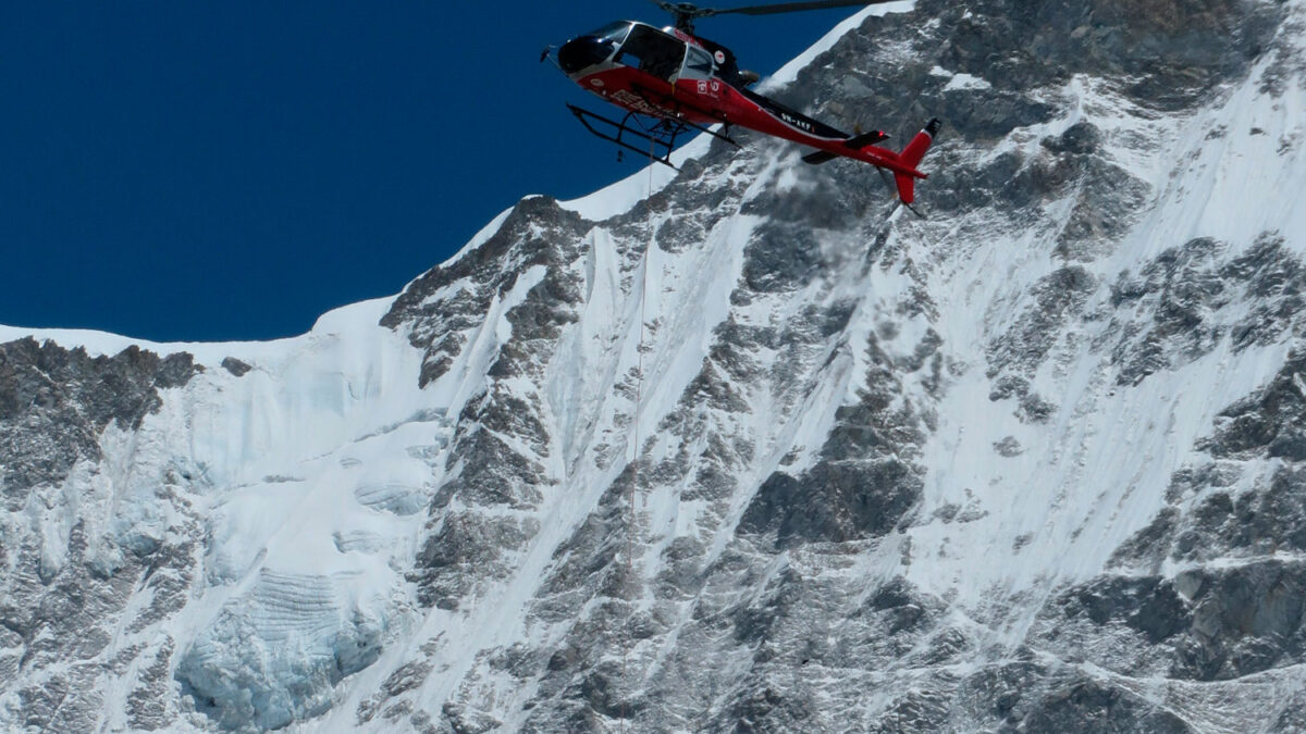 Nepal investiga si una mujer china utilizó un helicóptero en el Everest