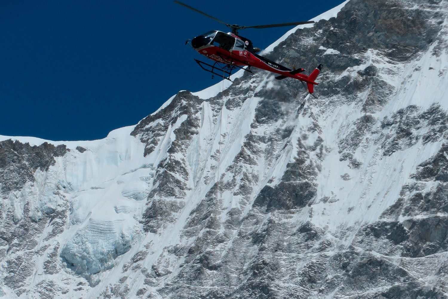 Nepal investiga si una mujer china utilizó un helicóptero en el Everest