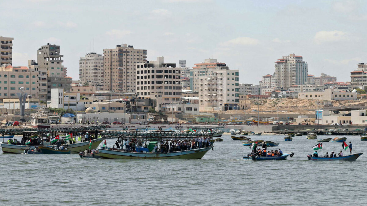 Los palestinos protestan contra el bloqueo a Gaza en el puerto marítimo de la ciudad