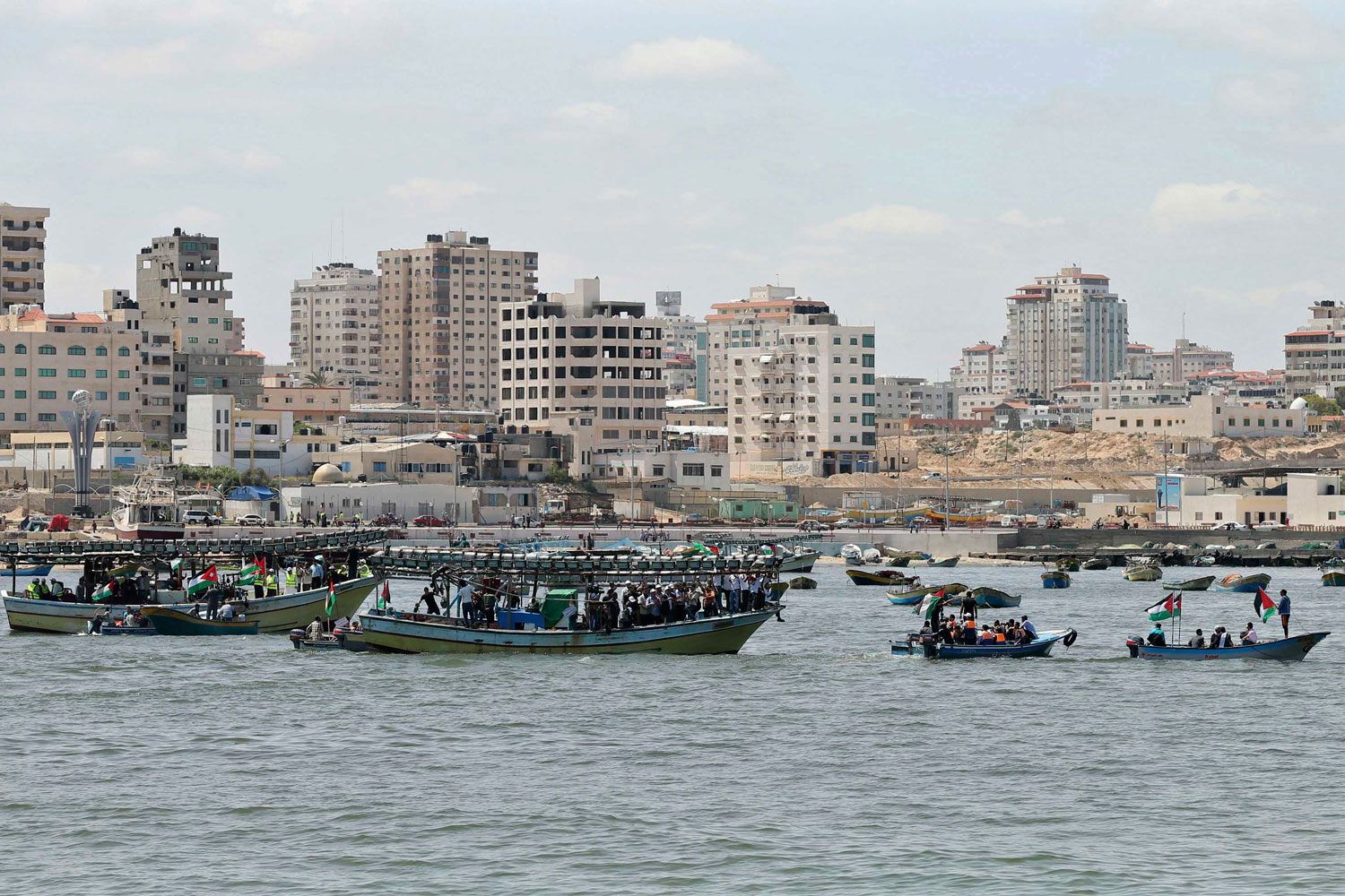 Los palestinos protestan contra el bloqueo a Gaza en el puerto marítimo de la ciudad