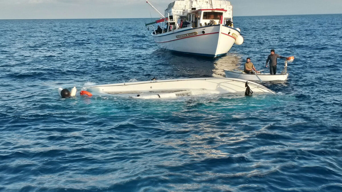 22 inmigrantes han muerto al colisionar un yate y una embarcación cerca de la isla griega de Samos.