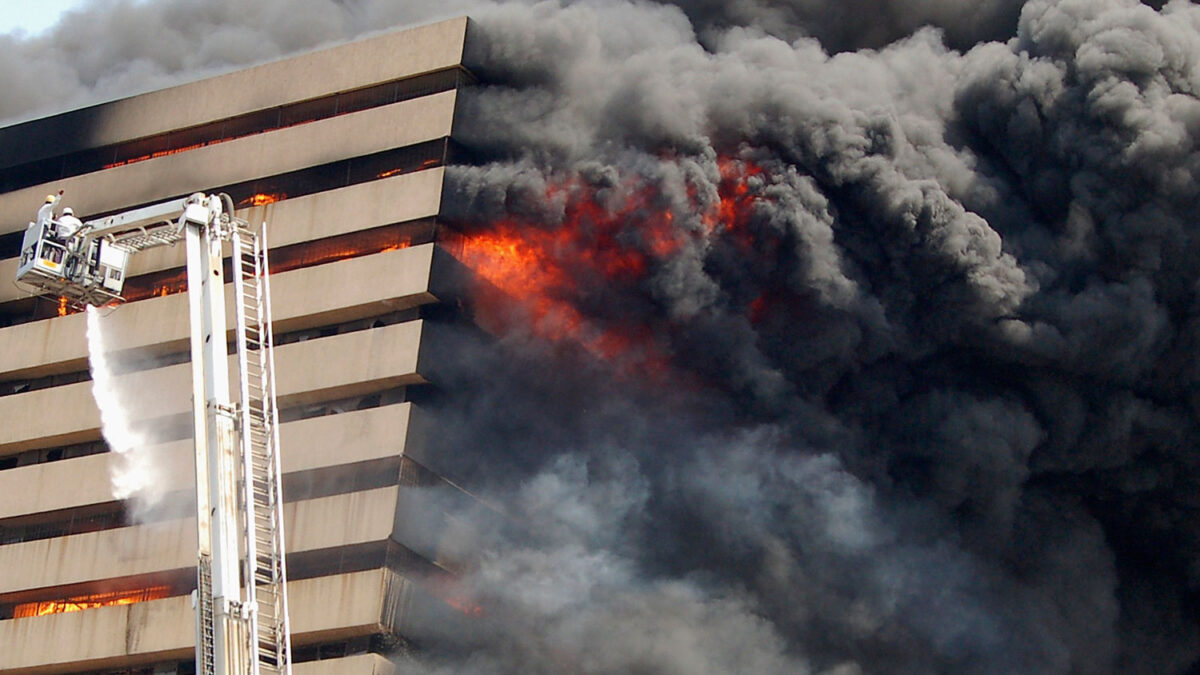 Arden varios pisos de un centro edificio comercial en Surat en India