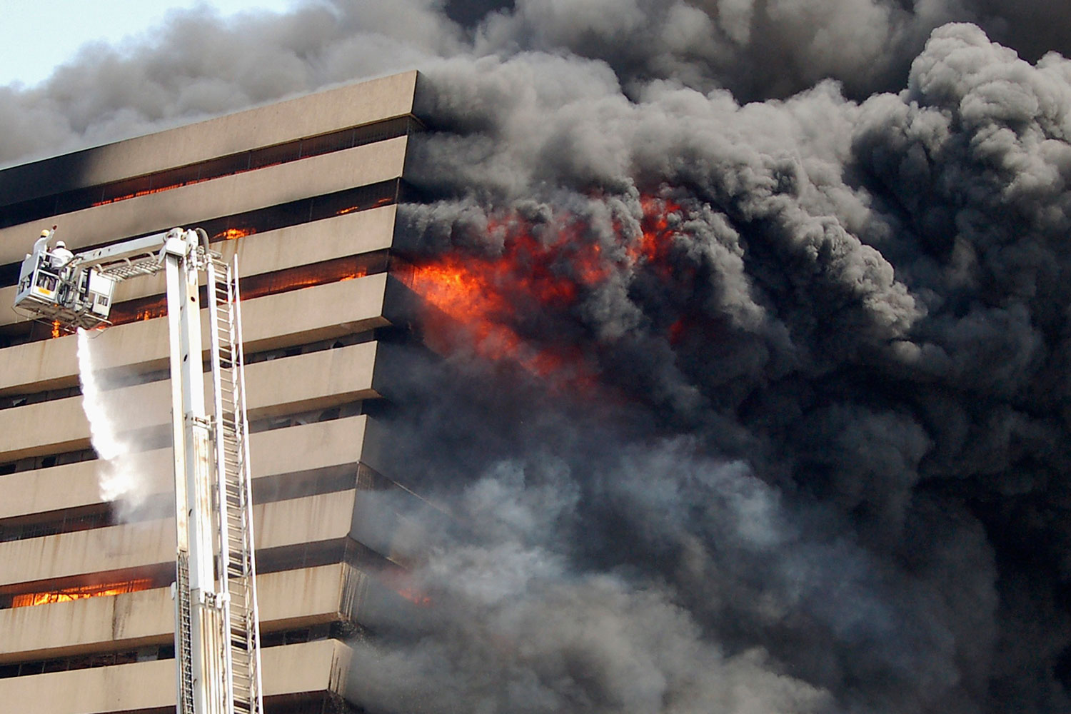 Arden varios pisos de un centro edificio comercial en Surat en India