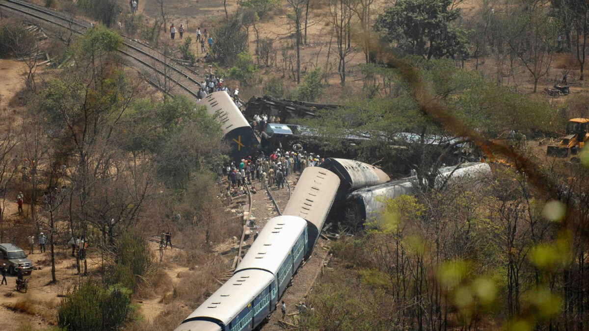 Un tres descarrila en la India y deja 12 muertos