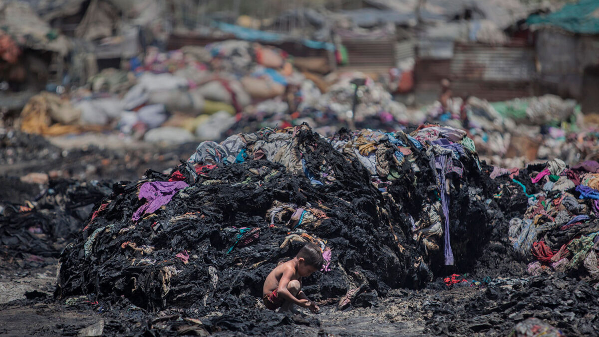 Un incendio arrasa con el barrio pobre de Ghaziabad, en India