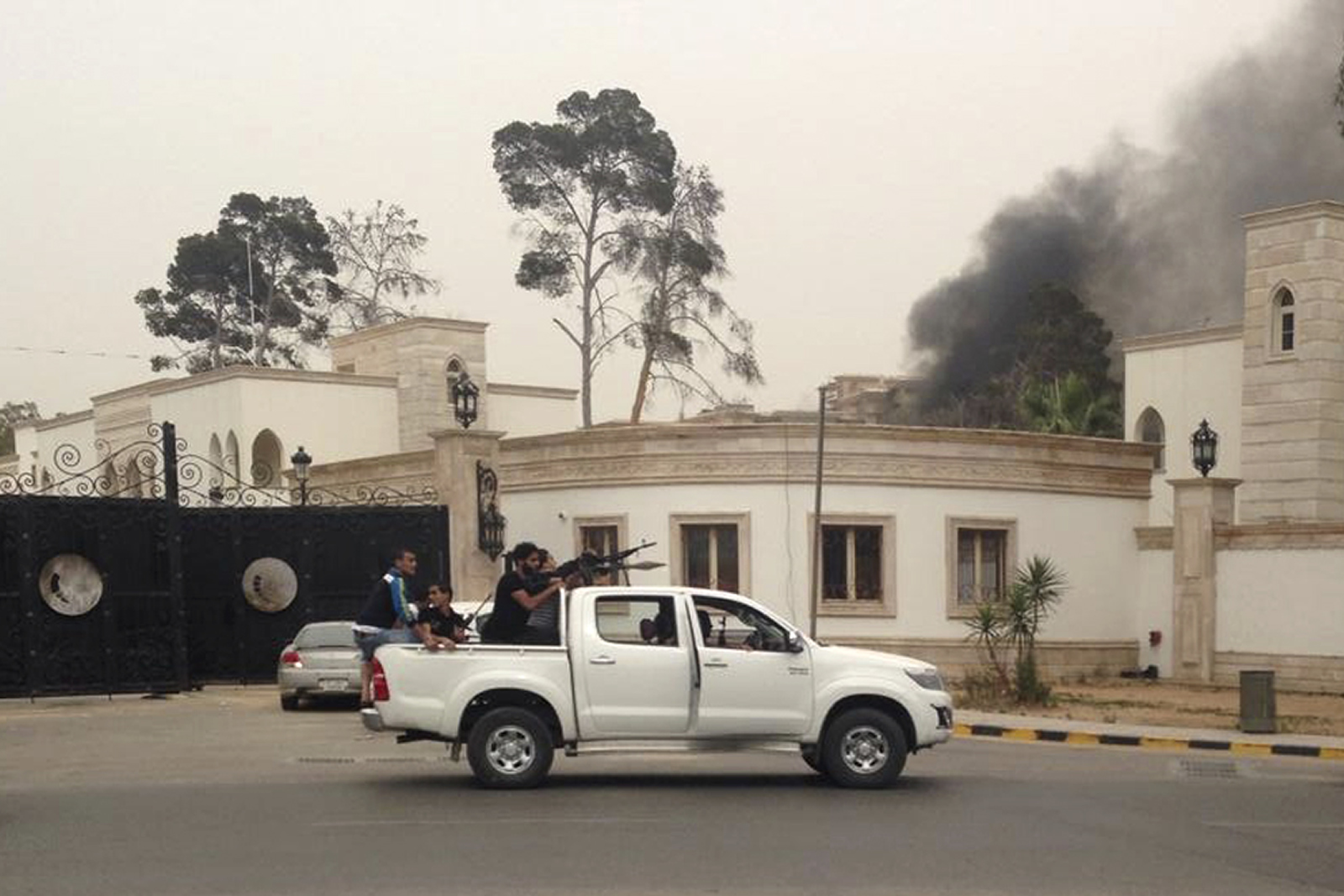 Milicianos asaltan el Parlamento libio