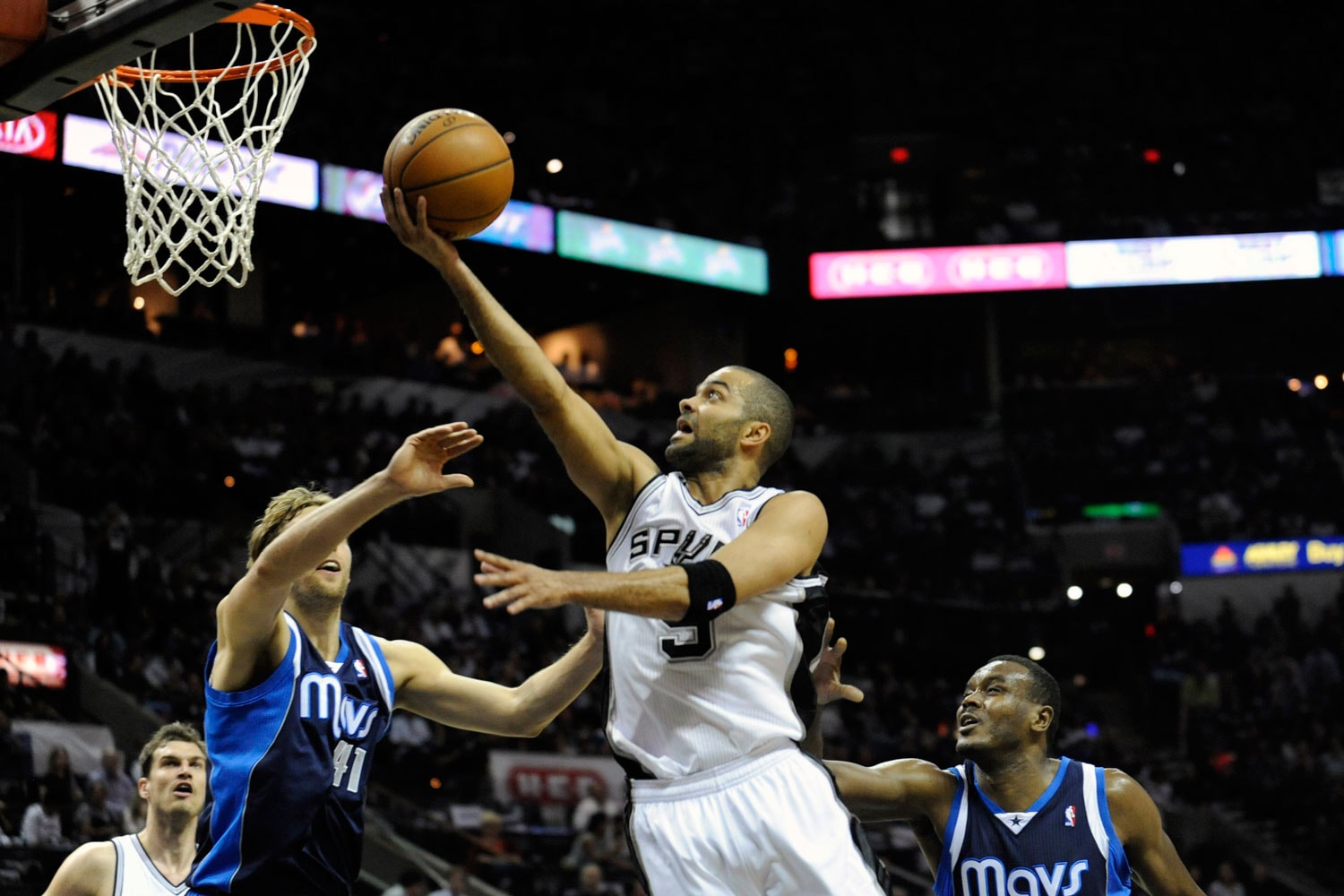 Tony Parker dirige a los Spurs a la victoria