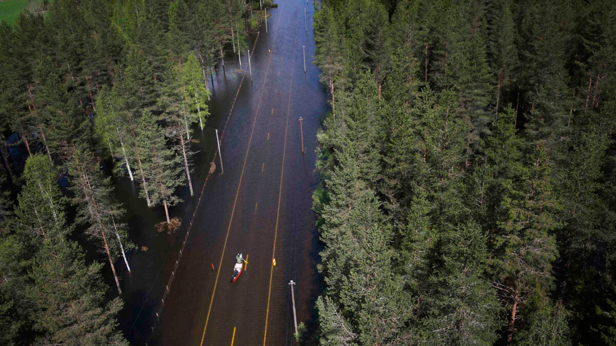 Crecida del río Trysilelva provoca inundaciones en varias carreteras