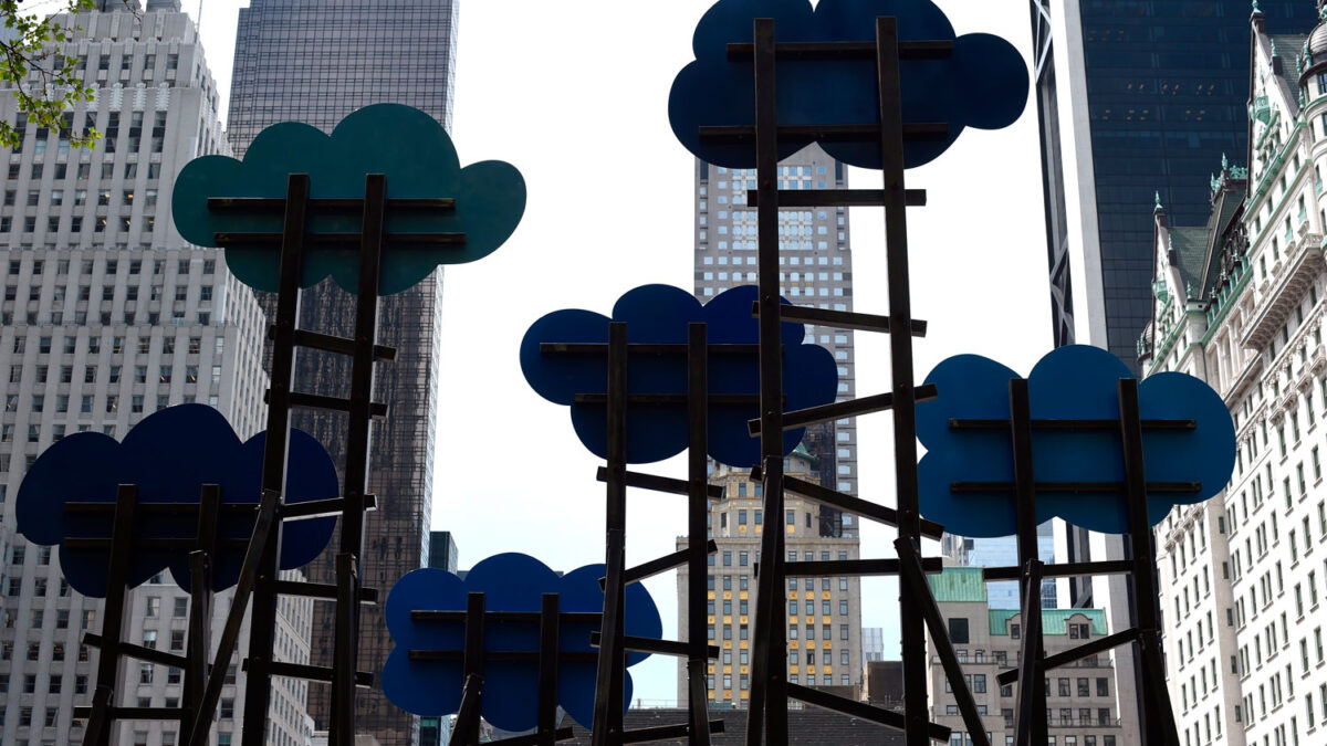 El artista suizo, Olaf Breuning, lleva su obra «Las Nubes» a Central Park