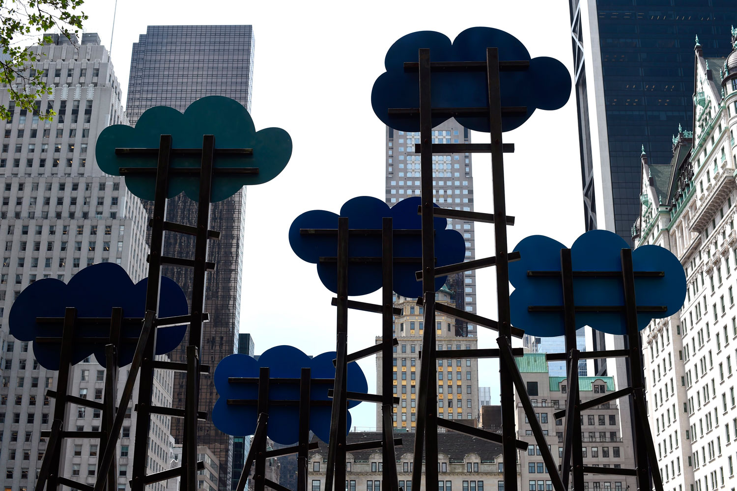 El artista suizo, Olaf Breuning, lleva su obra "Las Nubes" a Central Park
