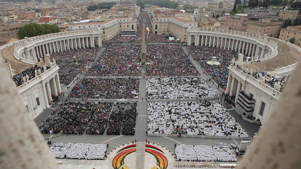 La Iglesia proclama santos a Juan XXIII y Juan Pablo II en el Día de los cuatro Papas