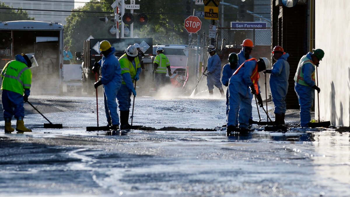 225.000 litros de petróleo recorren las calles de Los Ángeles tras la ruptura de un oleoducto